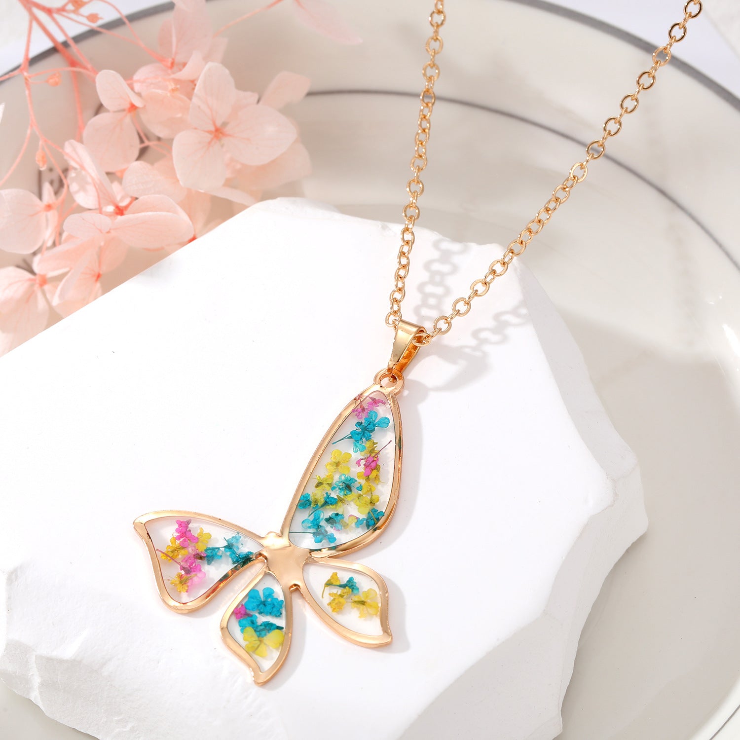 Wholesale Bohemian natural dried flower polygonal epoxy pendant necklace